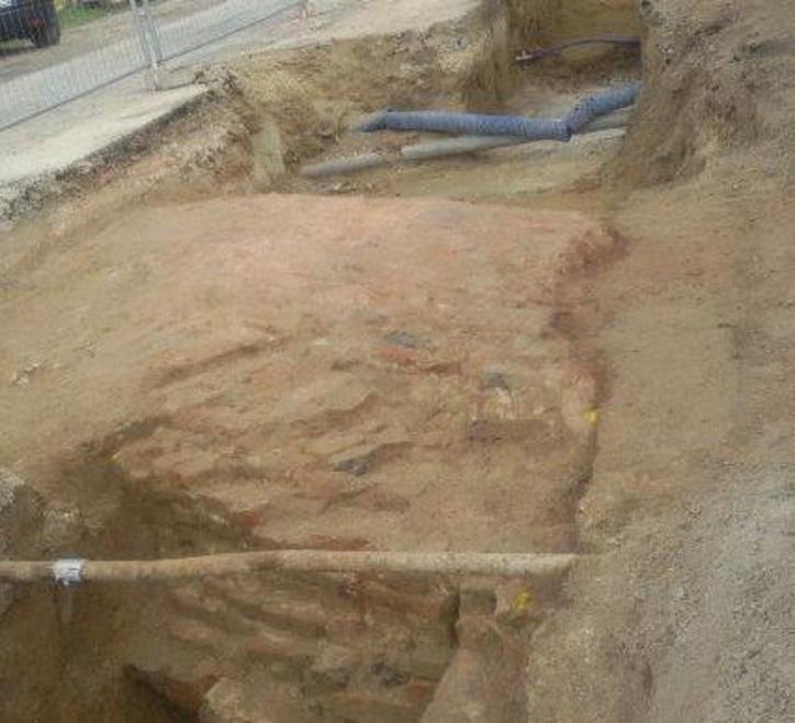 Dal sottosuolo spunta l’antica rete fognaria 