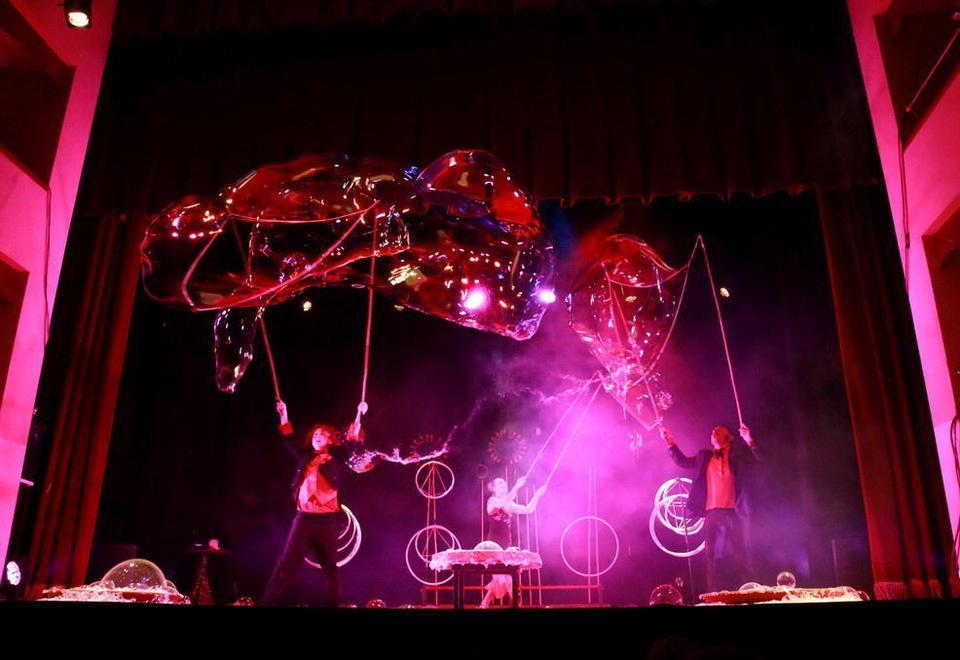 Gran pubblico per il circo delle bolle 
