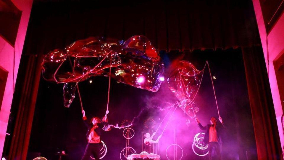 Gran pubblico per il circo delle bolle