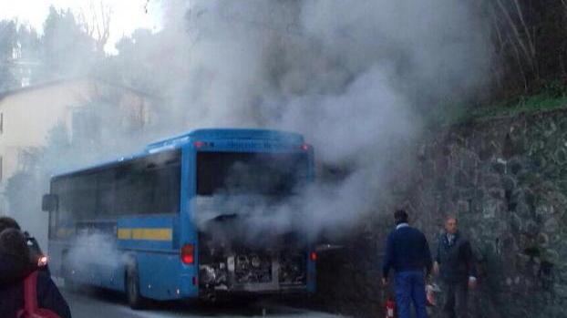 Prende fuoco il bus degli studenti