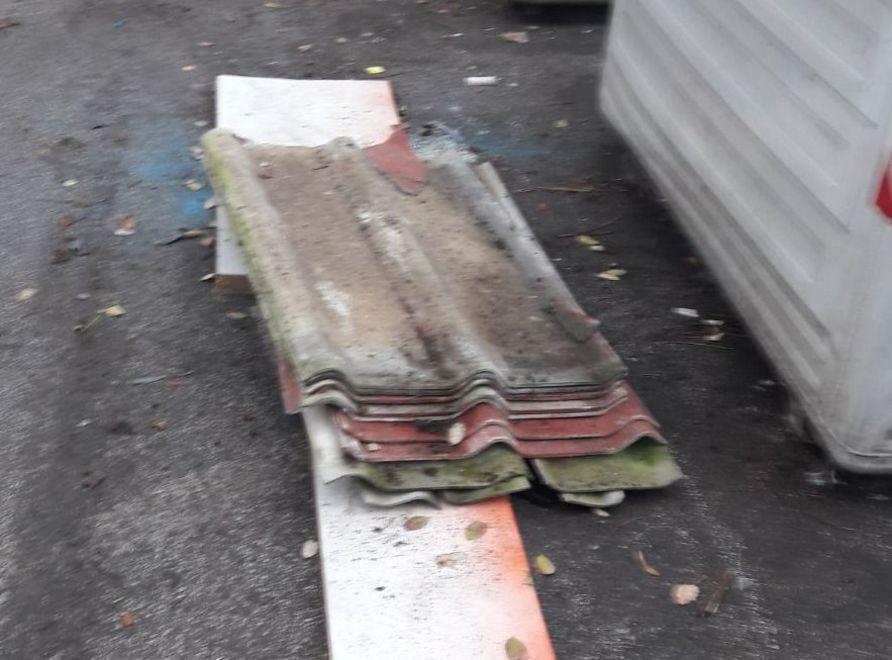 Lastre abbandonate in un parcheggio 