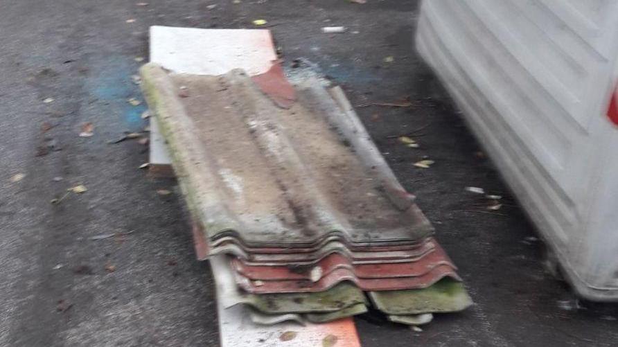 Lastre abbandonate in un parcheggio