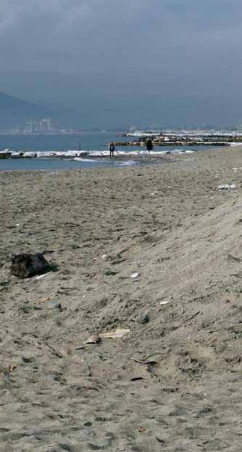 Amianto in spiaggia Il Comune interviene ed è pronto a scavare 