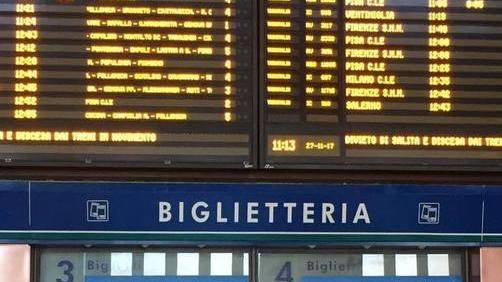 Stazione ferroviaria, biglietterie aperte dopo il guasto: schermi ancora ko