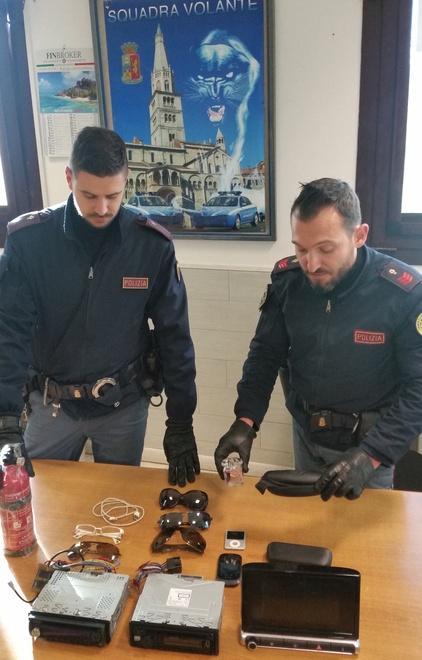 Presi “topi d’auto”: agente ferito 