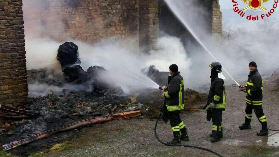 Fienile distrutto dalle fiamme indagini a tutto tondo a Corneto