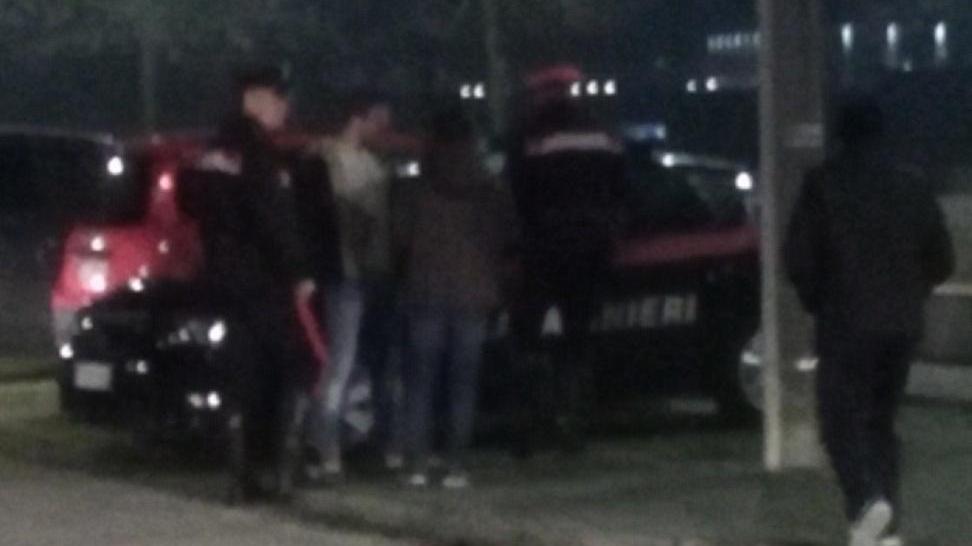 L’incendio dell’auto poi la corsa in strada per spegnere il rogo