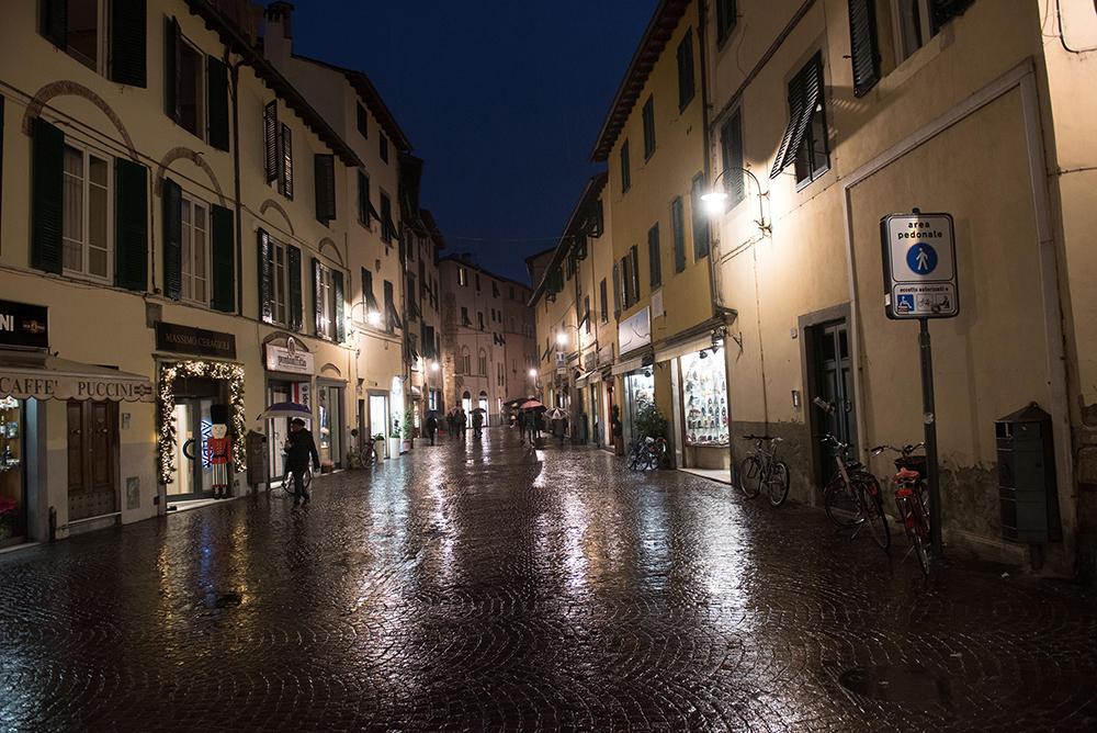 Fillungo al buio, la rabbia dei commercianti 