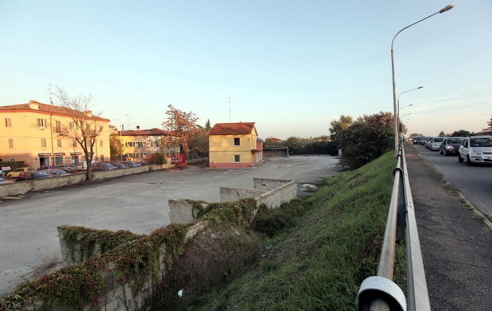Modena, via Emilia ovest: due centri comerciali in una strada già congestionata 