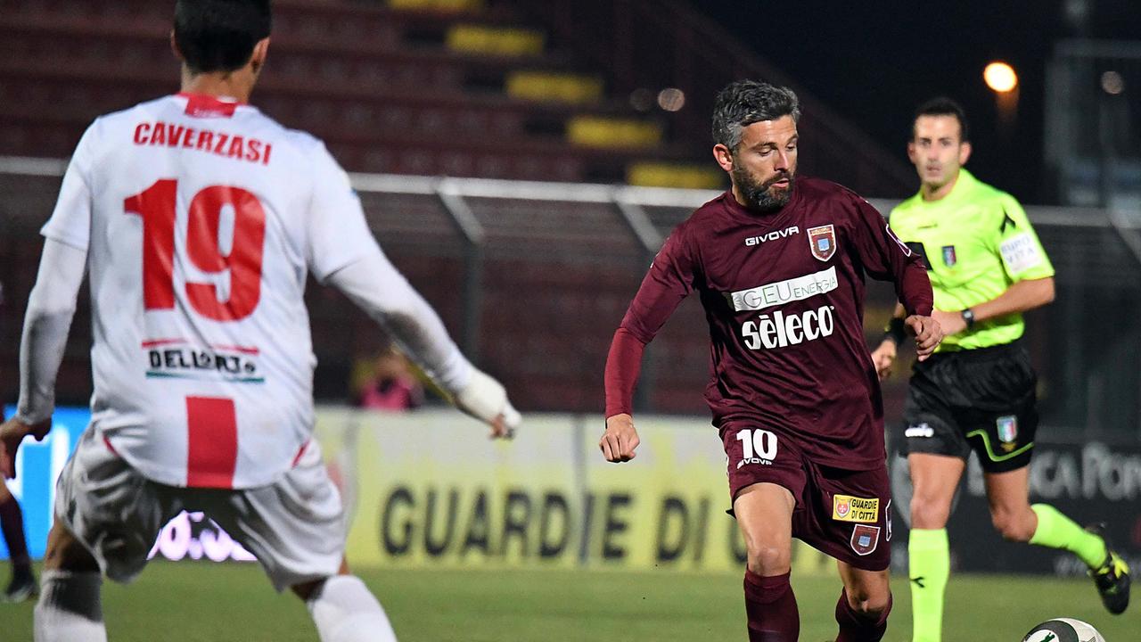 Il fantasista granata Grassi in azione (foto Silvi)