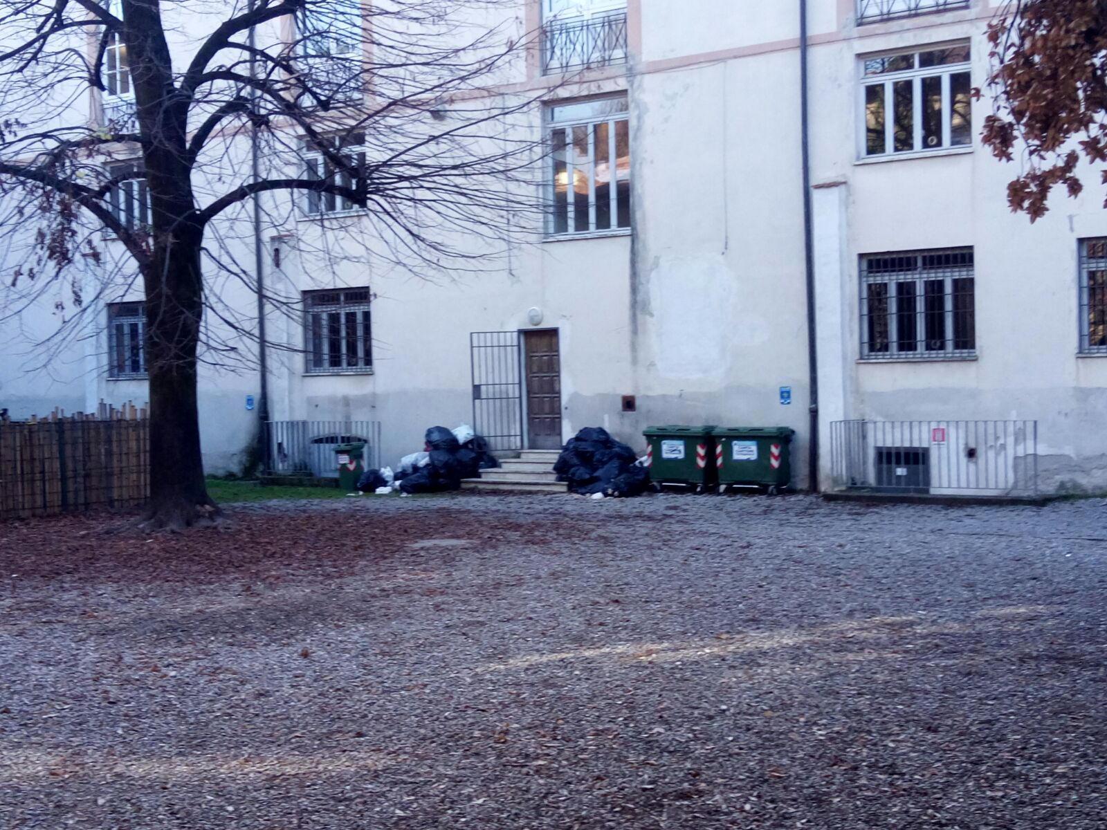 Sacchi dell'immondizia nel giardino della scuola