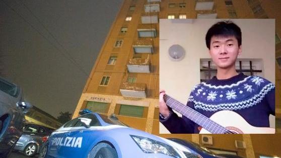 Il palazzo di Modena dove è avvenuto l'omicidio, nel riquadro il ventenne ucciso