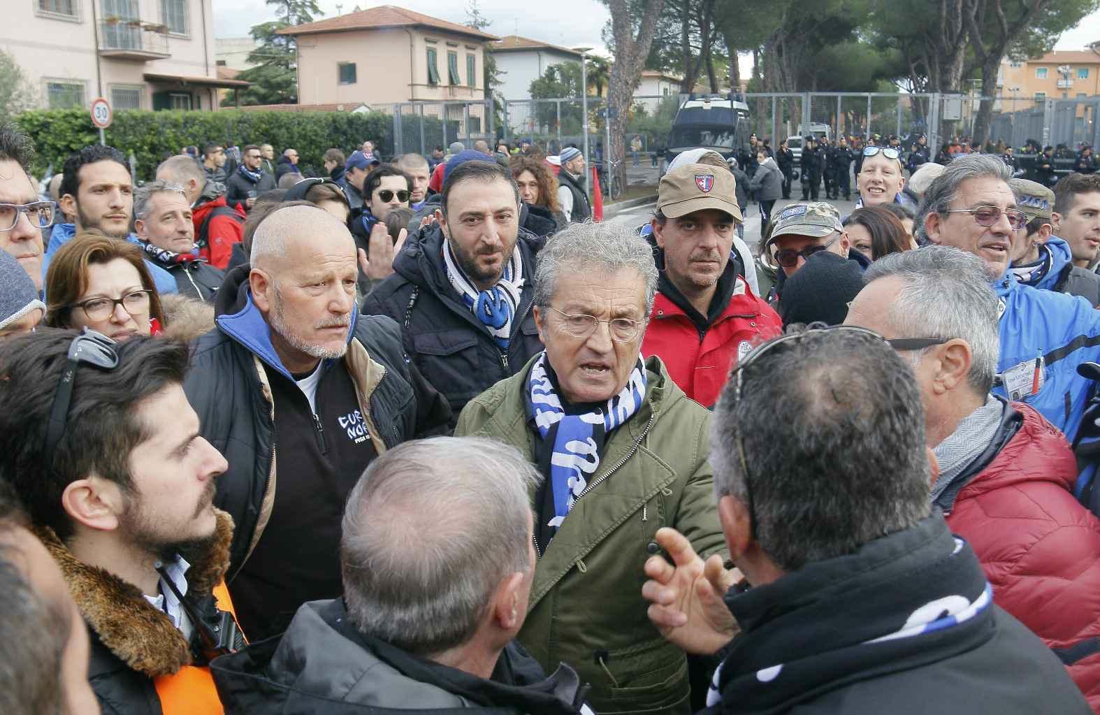 Giuseppe Corrado domenica tra i tifosi sotto la curva nord (foto Muzzi)