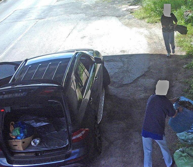 Abbandona rifiuti, multato nonnino 