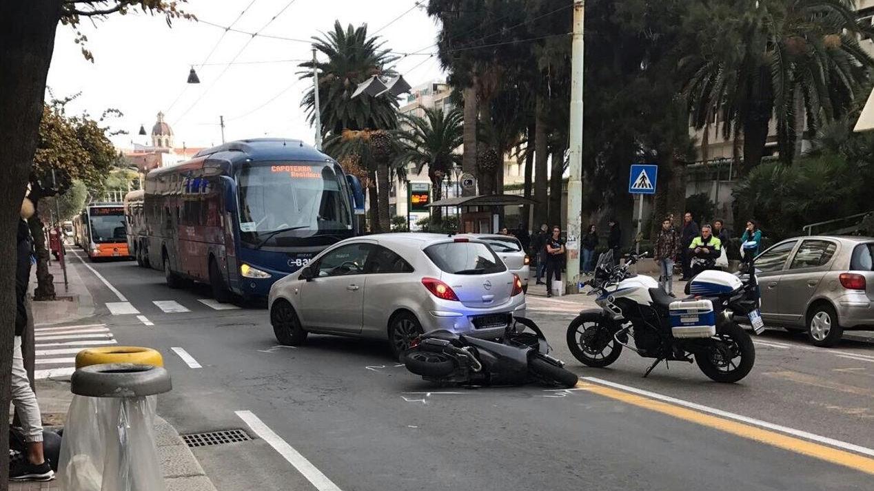 Il ciclomotore su cui viaggiavano i due ragazzi coinvolti nell'incidente (foto Rosas)