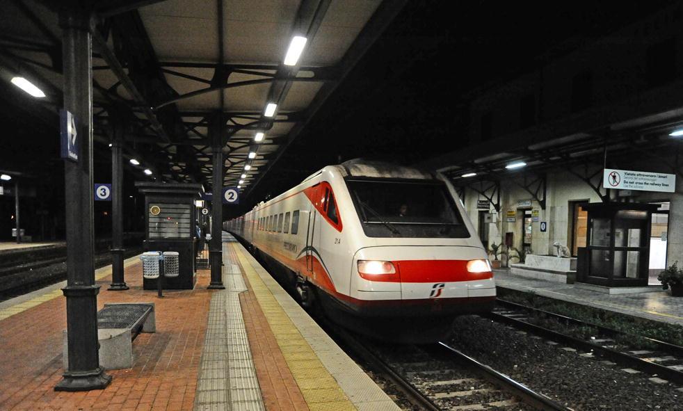 Un Frecciabianca fermo alla stazione di Cecina (foto d'archivio/Falorni)