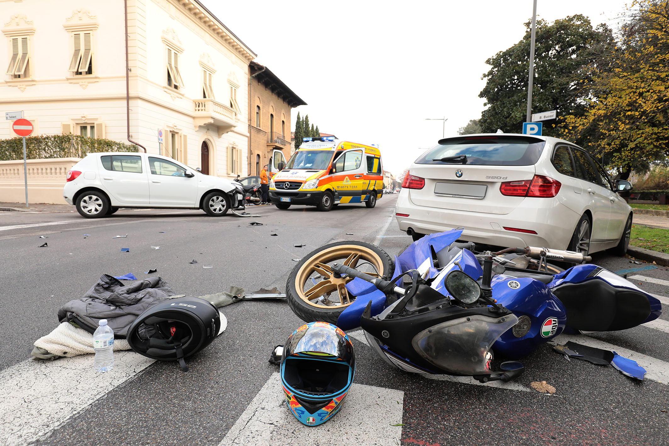 L'incidente all'incrocio tra viale Buozzi e via Fabiani (Foto Agenzia carlo Sestini)