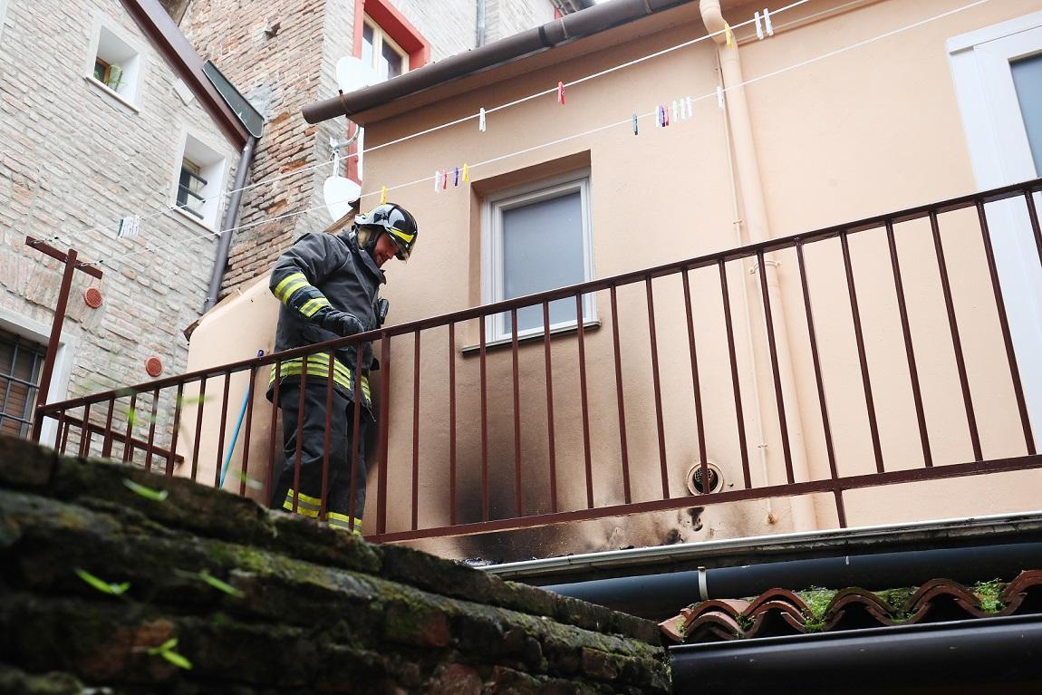 L'intervento dei pompieri in vicolo mozzo Torcicoda