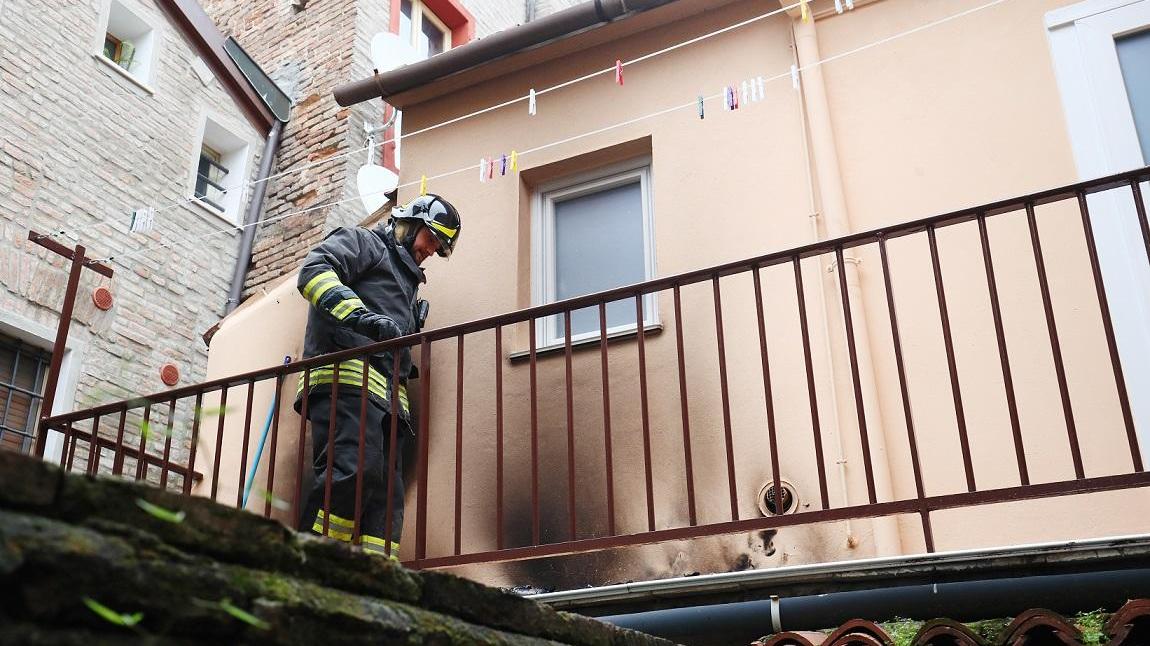 L'intervento dei pompieri in vicolo mozzo Torcicoda