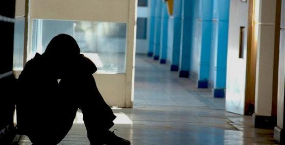 In classe col coltello per punire la rivale. La preside: "Siamo scioccati" 