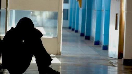 In classe col coltello per punire la rivale. La preside: "Siamo scioccati"