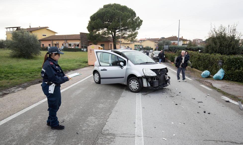 I rilievi della Polizia municipale sul luogo dell’incidente (Foto Nucci)