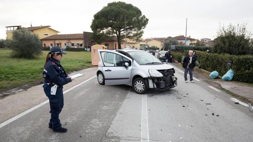 I rilievi della Polizia municipale sul luogo dell’incidente (Foto Nucci)