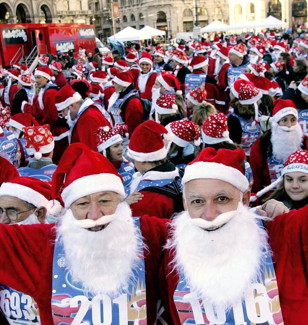 Tutti di corsa vestiti da Babbo Natale L’appuntamento sabato in piazza Duomo
