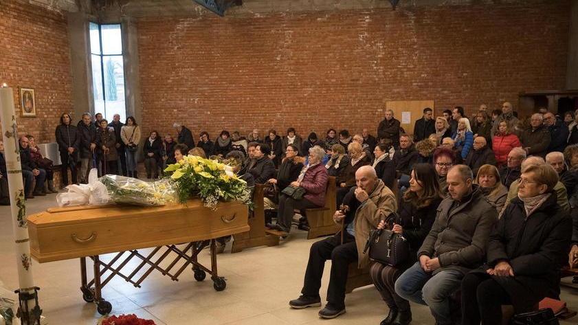 L’ultimo saluto a Mario, morto poco dopo le nozze