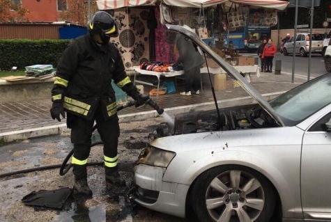 Motore in fiamme auto ko in strada