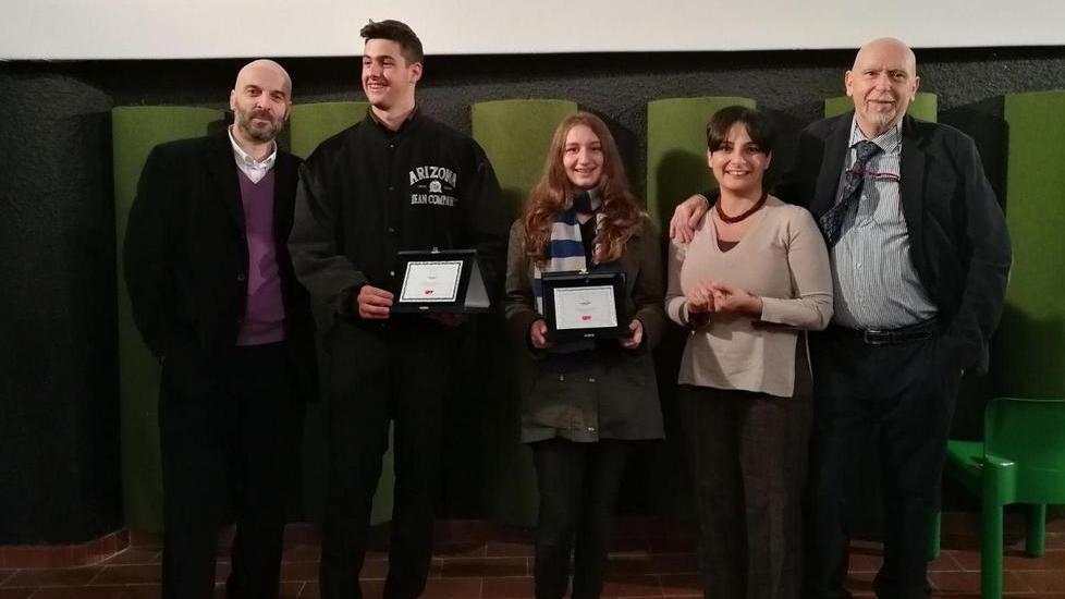 A quattordici anni premiata per i suoi scatti da Dachau