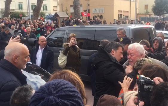 Arriva Renzi, in piazza parte la contestazione 