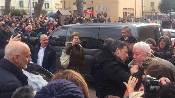 Arriva Renzi, in piazza parte la contestazione