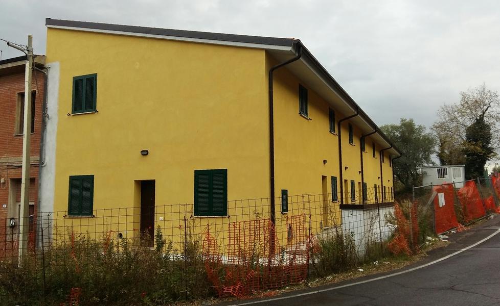 Manca il marciapiede assegnatari fuori di casa 