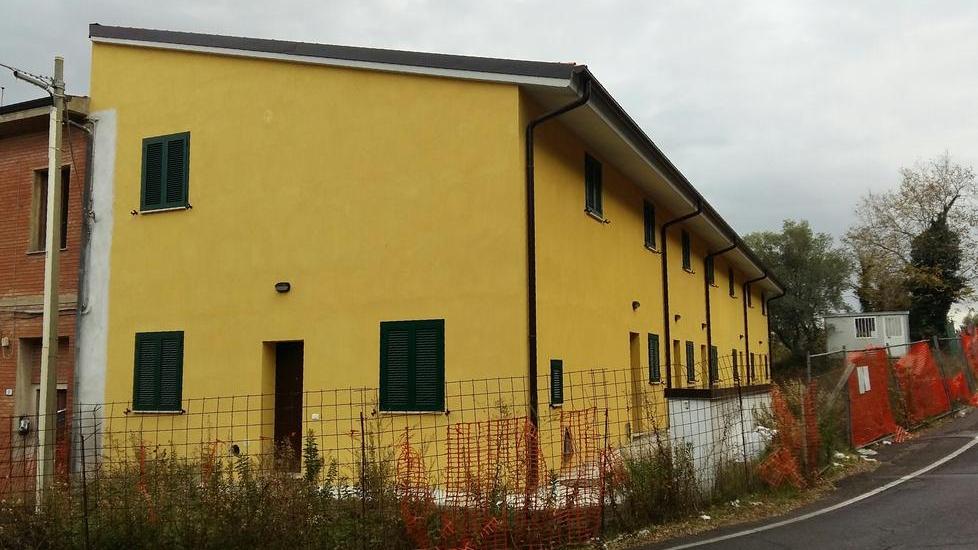 Manca il marciapiede assegnatari fuori di casa