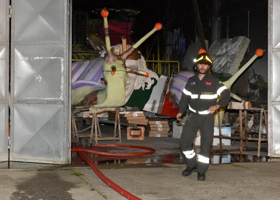 Fiamme nel capannone del carnevale 