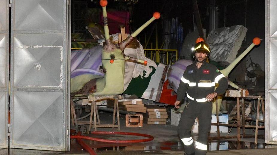 Fiamme nel capannone del carnevale
