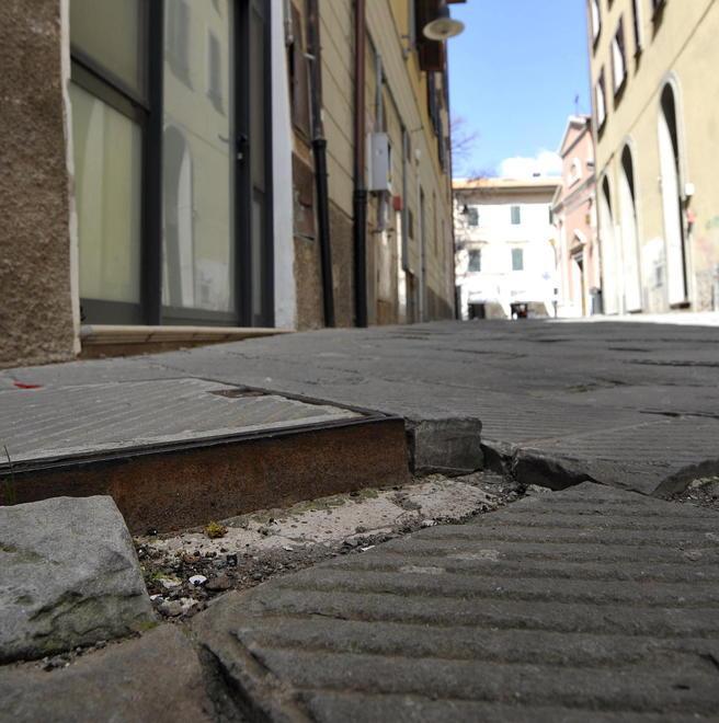  Un tratto della pavimentazione sconnessa nel centro storico, risalente a qualche tempo fa (foto Bf)