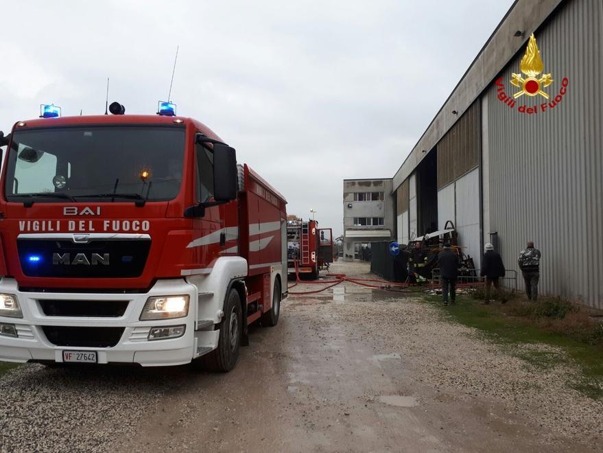 Vanno a fuoco due carri allegorici del Carneval Marlia