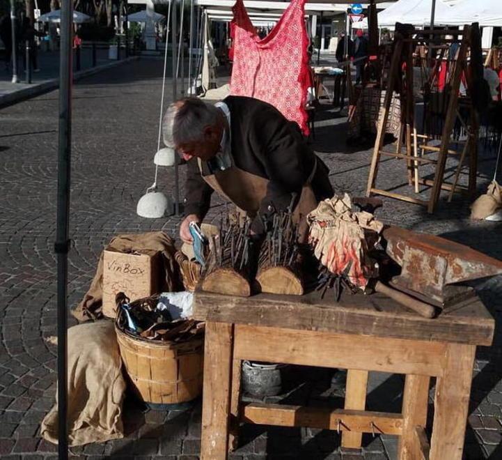 Grande successo per i mercatini di Marina Gli antichi mestieri conquistano il pubblico