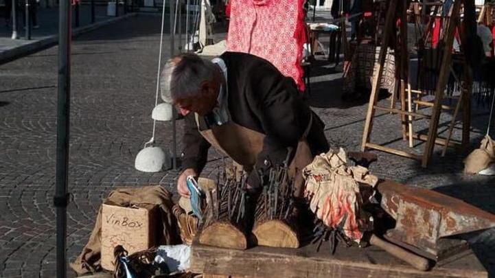 Grande successo per i mercatini di Marina Gli antichi mestieri conquistano il pubblico