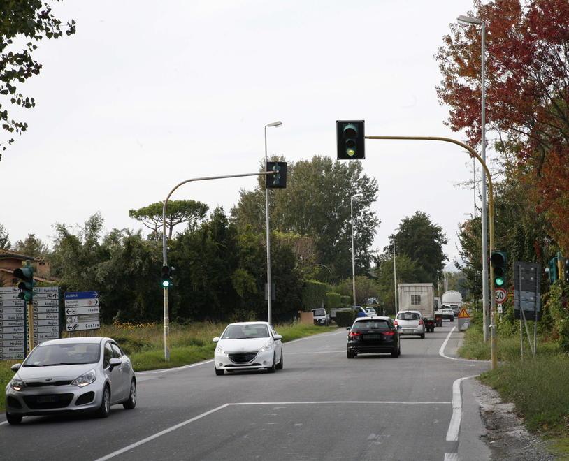 Sparisce il semaforo lungo via Vico Arriva la rotonda 