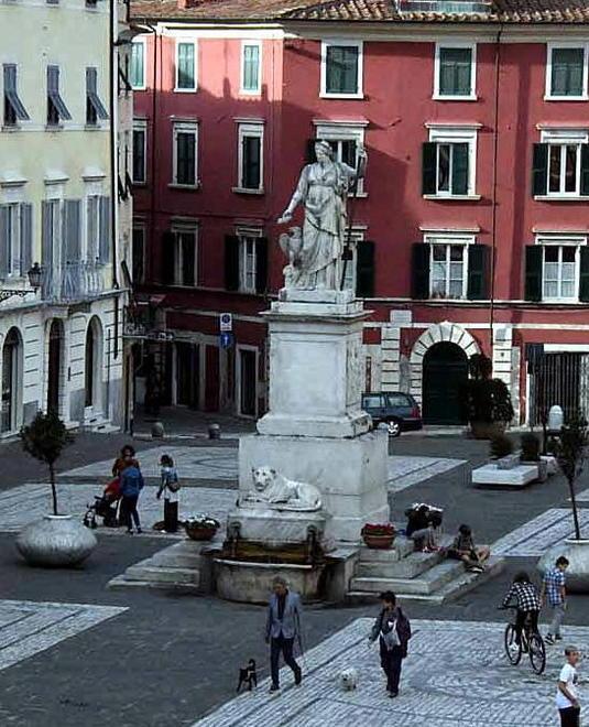 Ma le feste in città partono in ritardo, «qui non c’è niente»