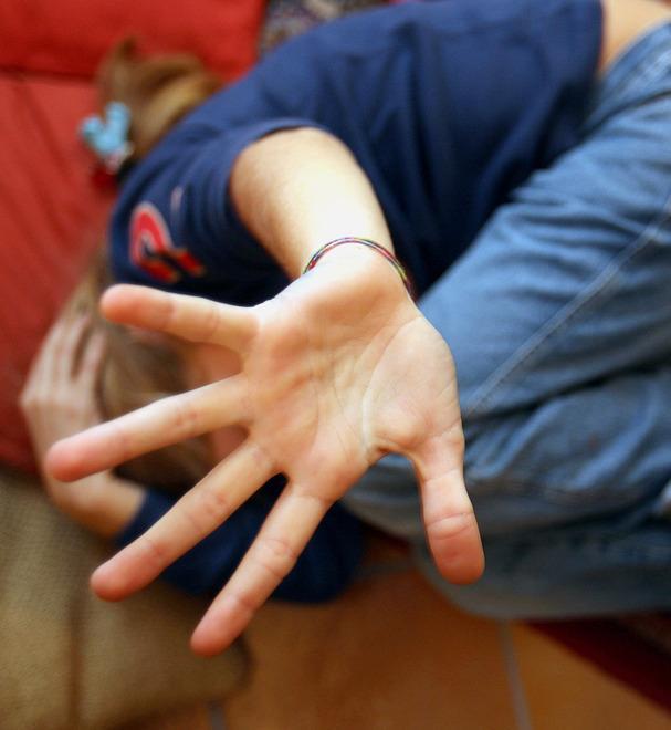 Palpeggia ragazzina, indaga la polizia 
