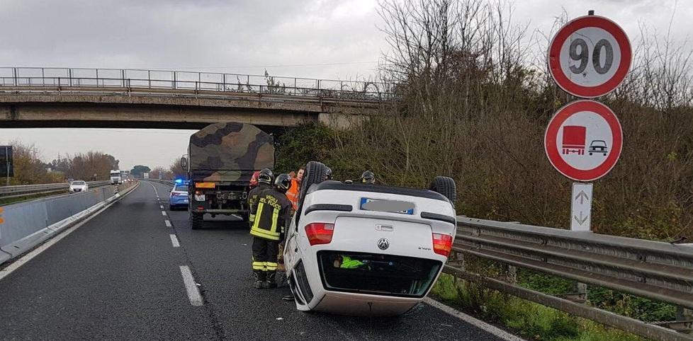 Variante, auto si ribalta due feriti e traffico in tilt 