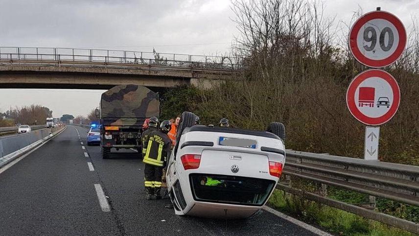 Variante, auto si ribalta due feriti e traffico in tilt