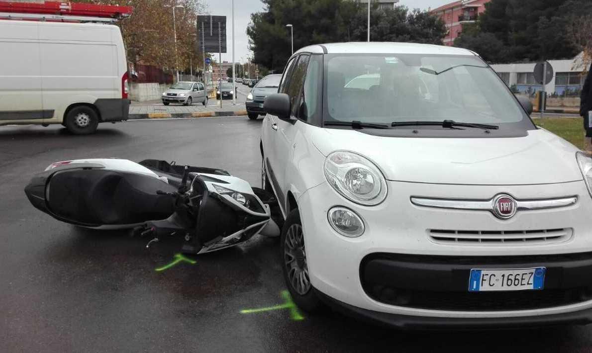 Scontro auto-moto: un ferito lieve