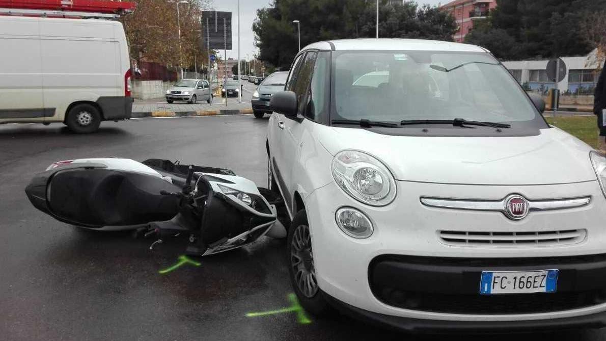 Scontro auto-moto: un ferito lieve