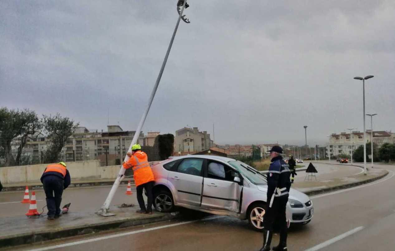 Perde il controllo e finisce sul palo 
