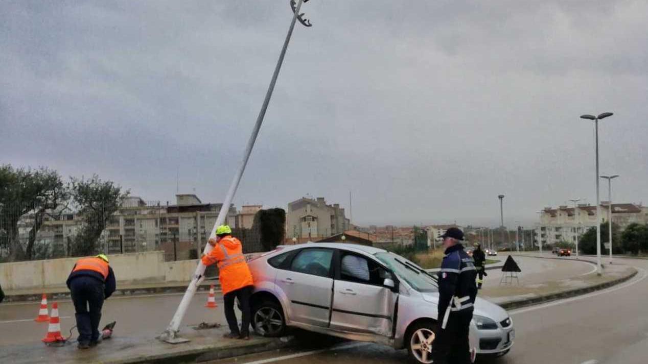 Perde il controllo e finisce sul palo